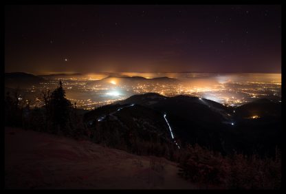 Noční výhled z Lysé Hory, Prodej fotoobrazů Dlouhá Trať, Fotograf Lukáš Budínský, podpora Mamma HELP